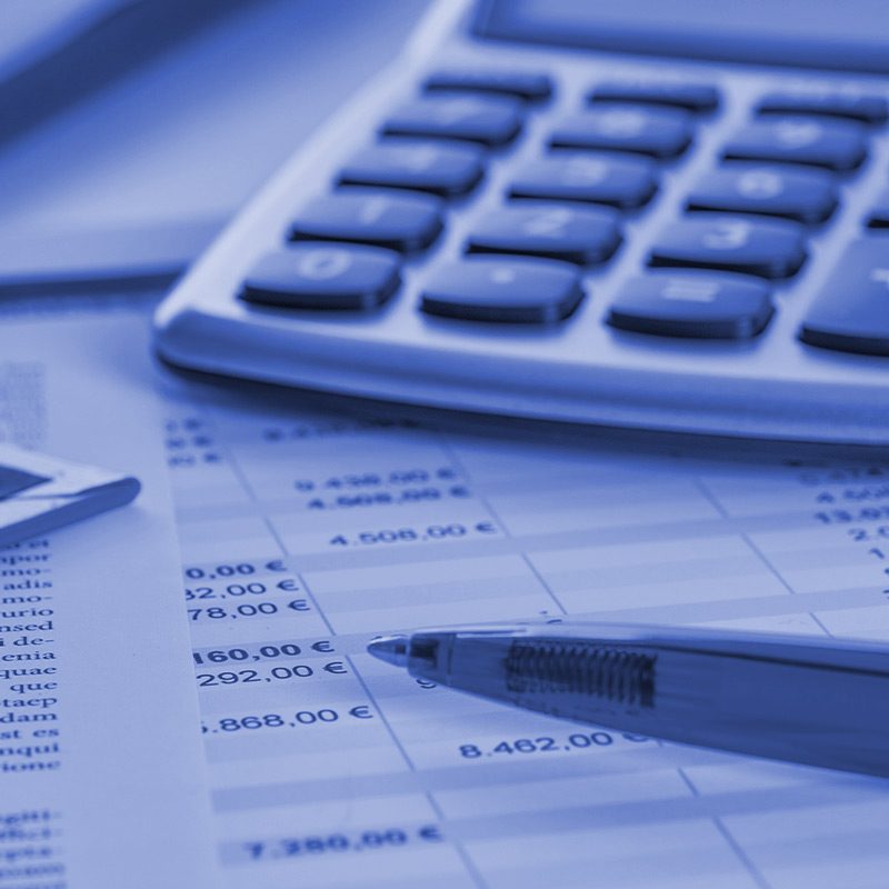 Calculadora, bolígrafo y papeles para auditoría contable