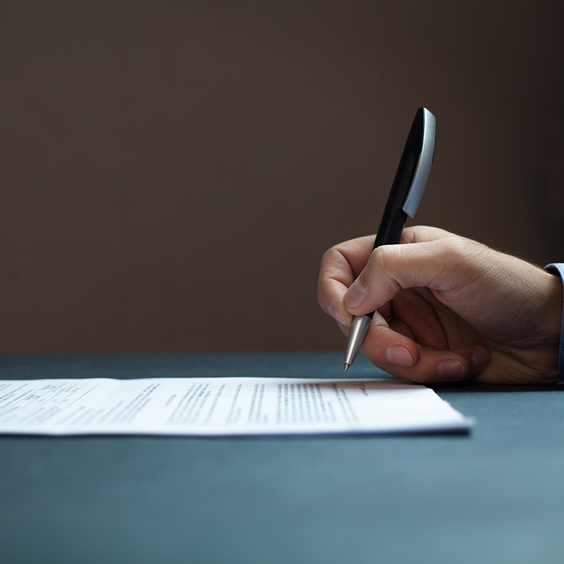 Firma de contrato Mano firmando documento