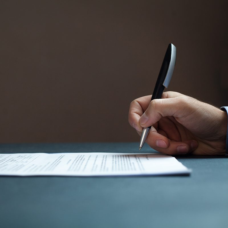 Firma de contrato Mano firmando documento