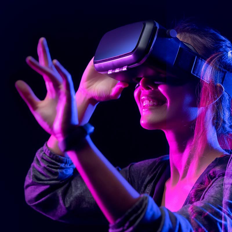 Mujer explorando el Metaverso Mujer con gafas de Realidad Virtual